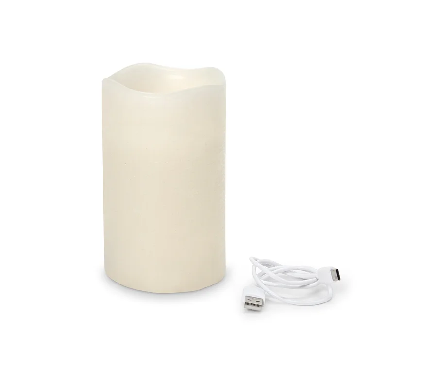 Une bougie cylindrique blanche et un câble de chargement USB sur fond blanc.