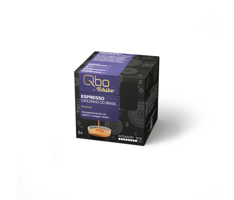 Une boîte noire et violette de capsules Qbo by Tchibo Espresso Cafezinho do Brasil, avec une tasse d'espresso.