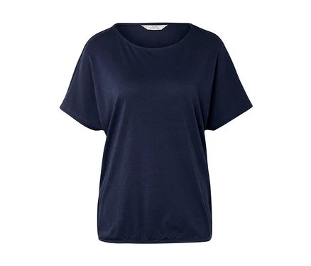 Un t-shirt bleu marine posé sur une surface blanche.