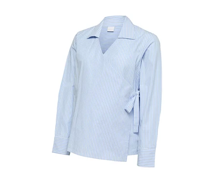 Blouse MAMALICIOUS »LARA TESS« bleu clair à rayures blanches, avec un design portefeuille et un lien sur le côté.