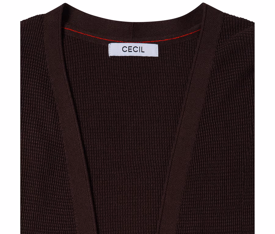 Cardigan CECIL marron foncé avec un motif tricoté visible, un col en V et une étiquette blanche CECIL au niveau du col.