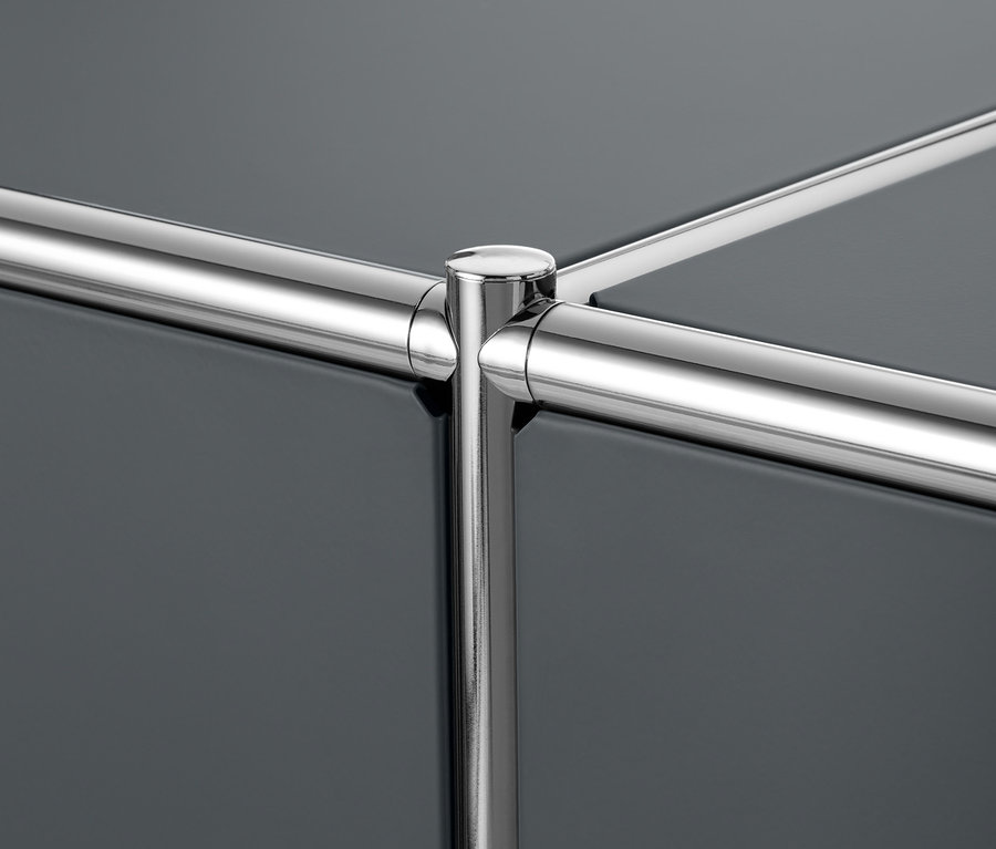 Gros plan d'un buffet en métal avec 2 compartiments à abattants amovibles et un cadre chromé.