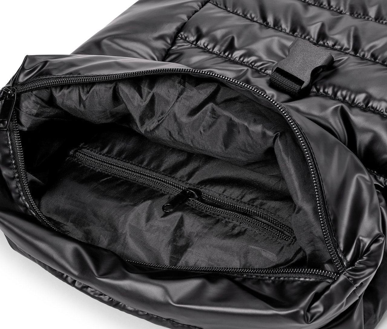 Un sac à dos noir ouvert en duvet avec une poche intérieure zippée.