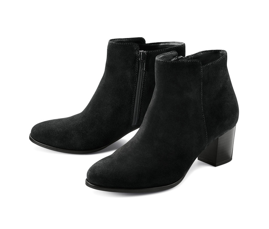 Deux bottines en cuir velours noires.