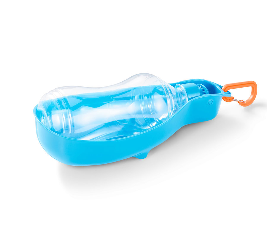Une gourde pour chien « à emporter » bleue avec un mousqueton orange.