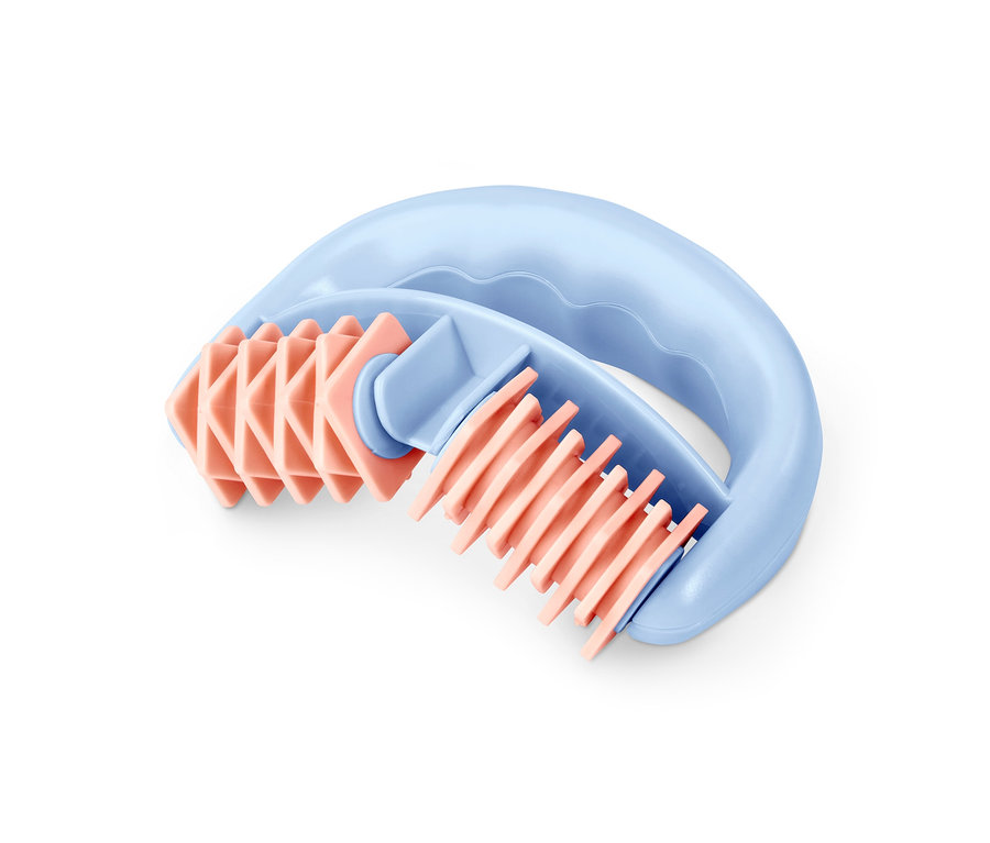 Gros plan d'un kit de massage anti-cellulite avec une poignée bleue et des rouleaux de massage roses.