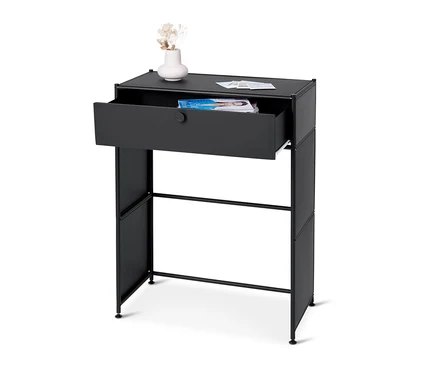 Une console en métal noire « CN3 » avec un tiroir est visible. Un vase avec des fleurs se trouve sur le dessus de la console.