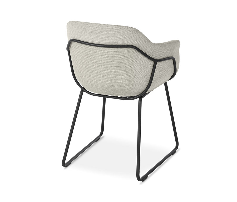 Chaise coque rembourrée beige avec pieds en métal.