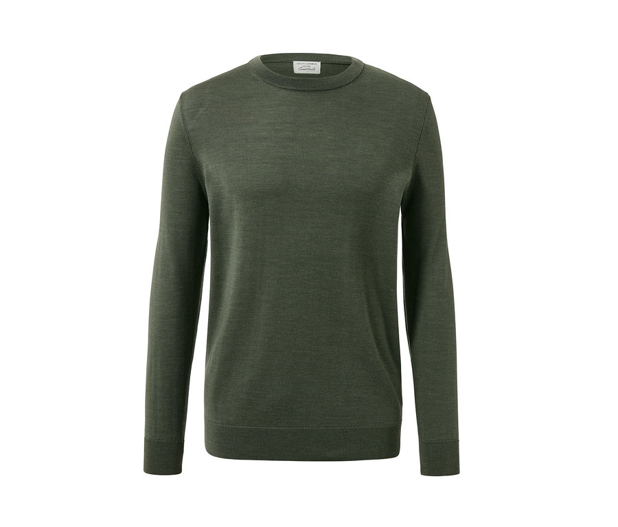 Pull en mérinos kaki sur fond blanc.