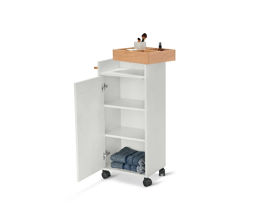 Chariot de rangement de salle de bain ouvert »Eklund«, gris clair, avec deux serviettes grises à l'intérieur et des cosmétiques sur le dessus.