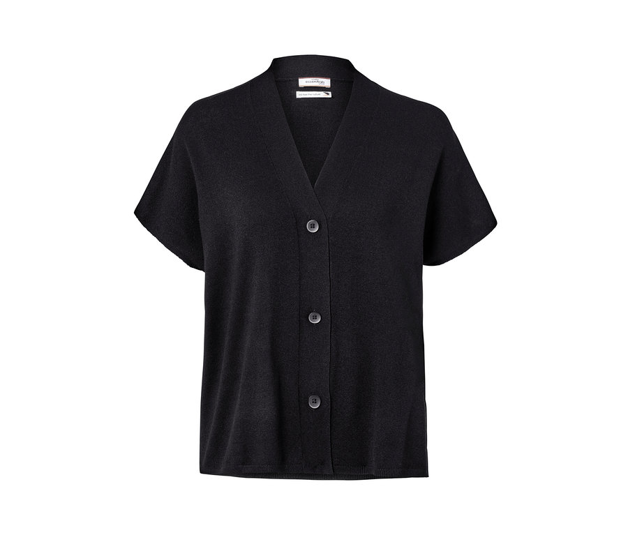 Un cardigan noir à manches courtes.