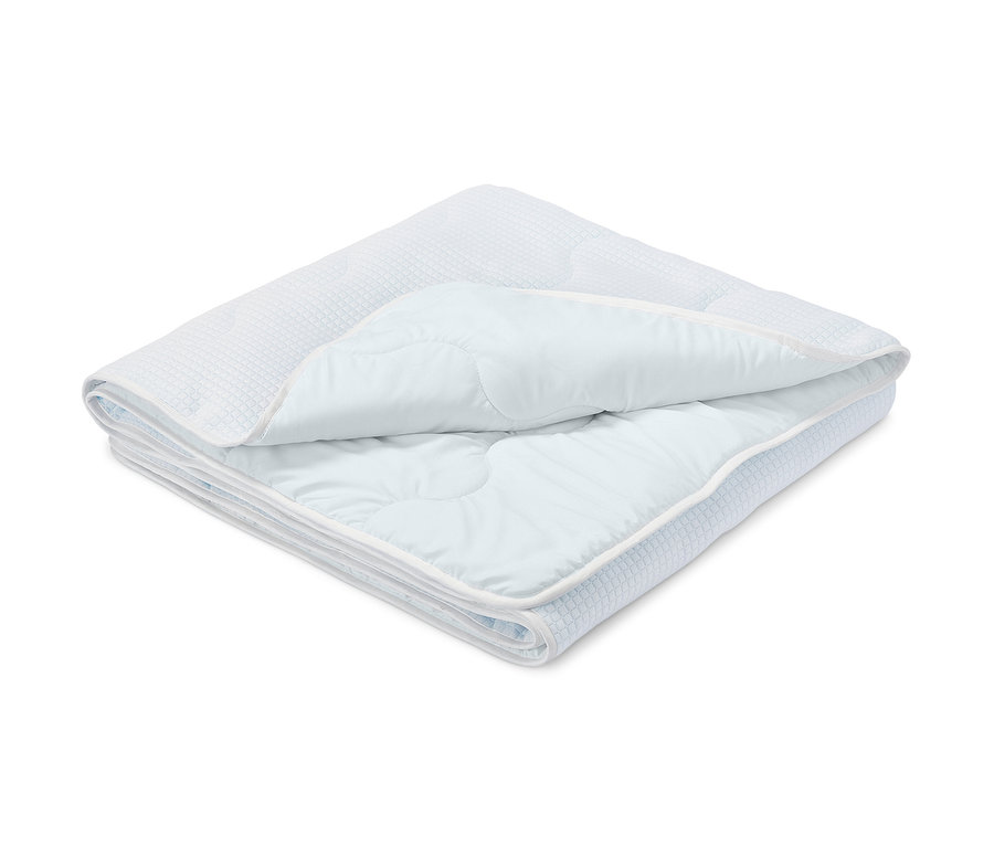 Une couette rafraîchissante bleu clair pliée avec une bordure claire.