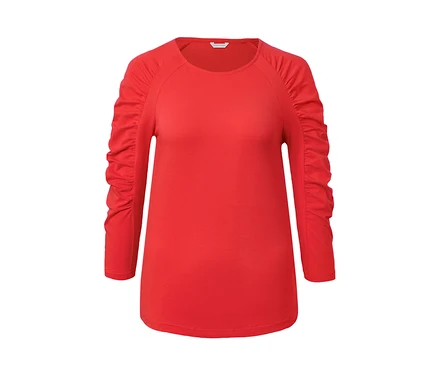 T-shirt rouge à manches 3/4.