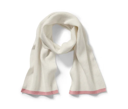 Une écharpe en maille de couleur crème avec des extrémités roses.