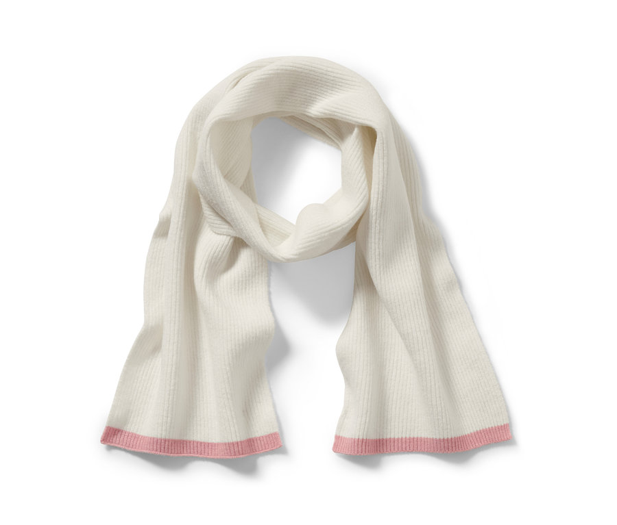 Une écharpe en maille de couleur crème avec des extrémités roses.