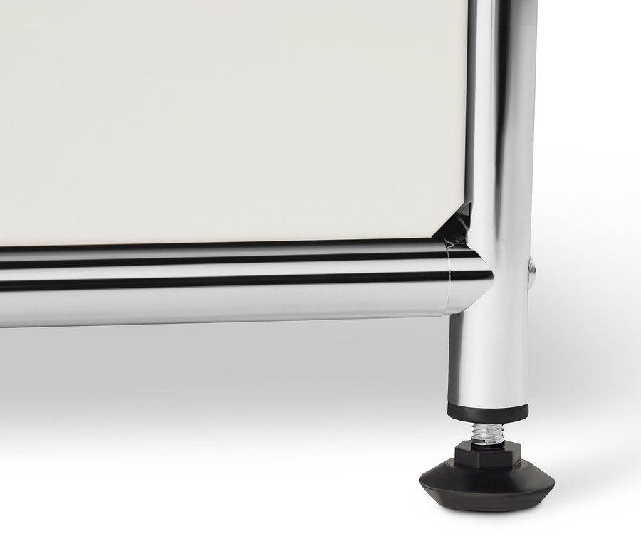 Détail d'une commode en métal blanche « CN3 » avec 6 compartiments à abattants.