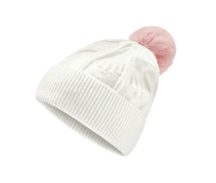 Bonnet en maille blanc avec pompon rose.