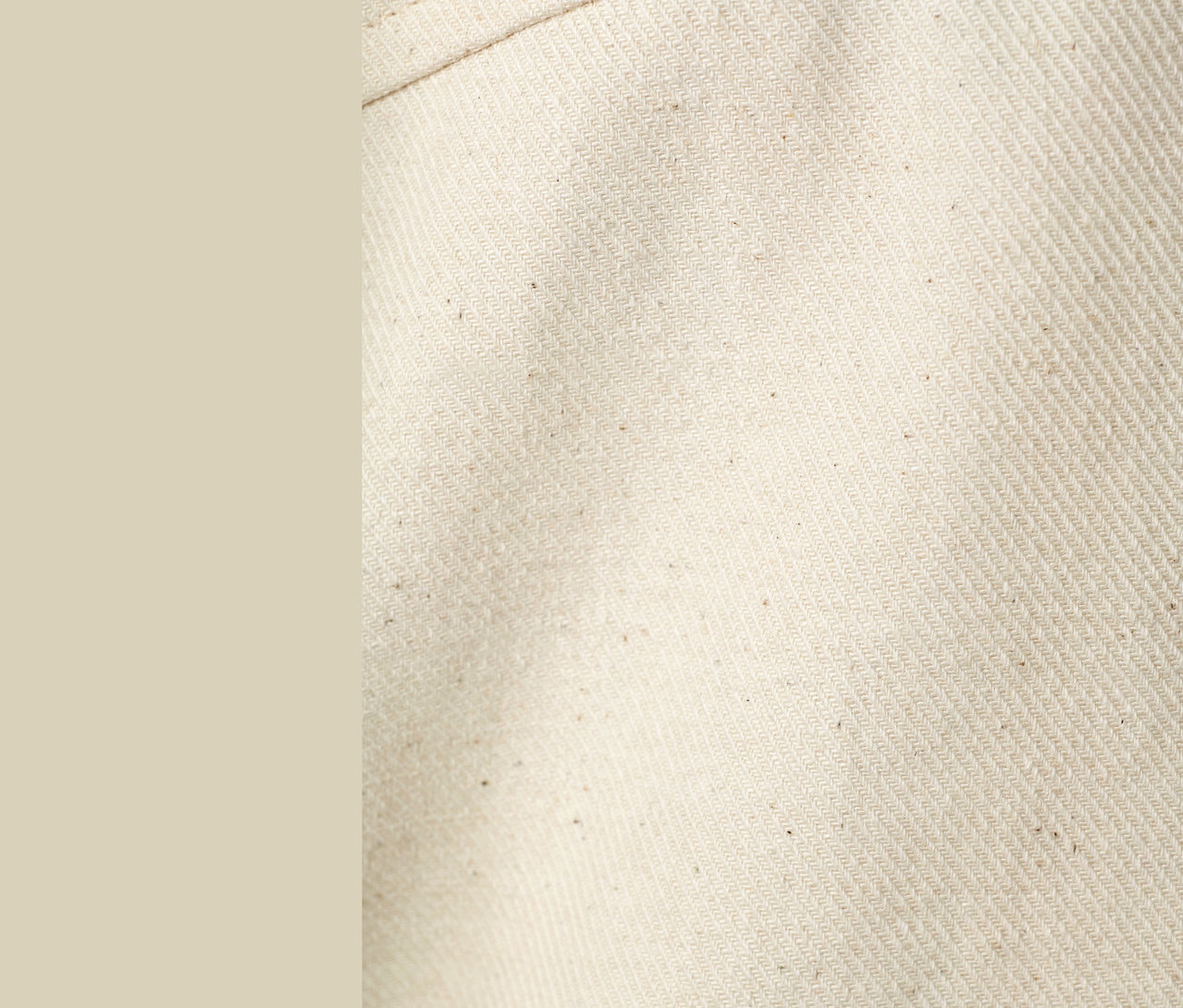 Gros plan sur la texture d'une parka en coton non coloré NAH/STUDIO.