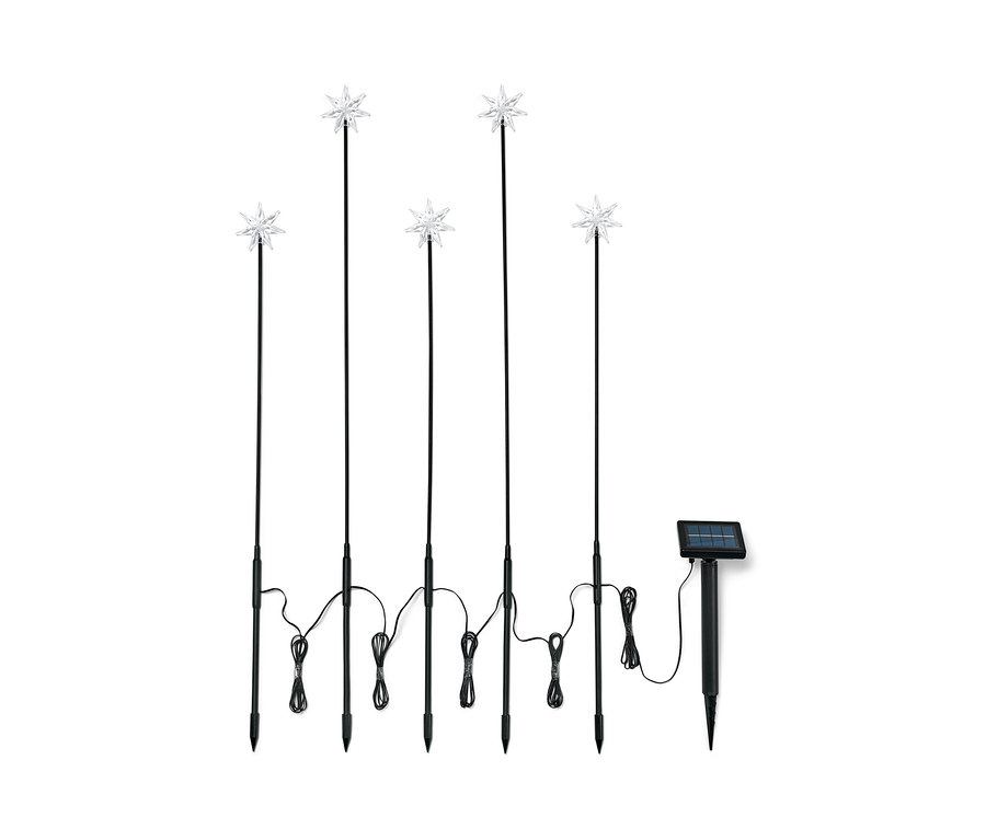 Cinq piquets lumineux solaires avec des étoiles sur des tiges noires et un panneau solaire.