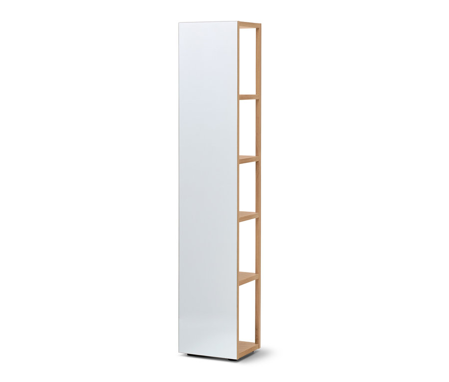 Haute armoire avec porte blanche et étagères latérales en bois.