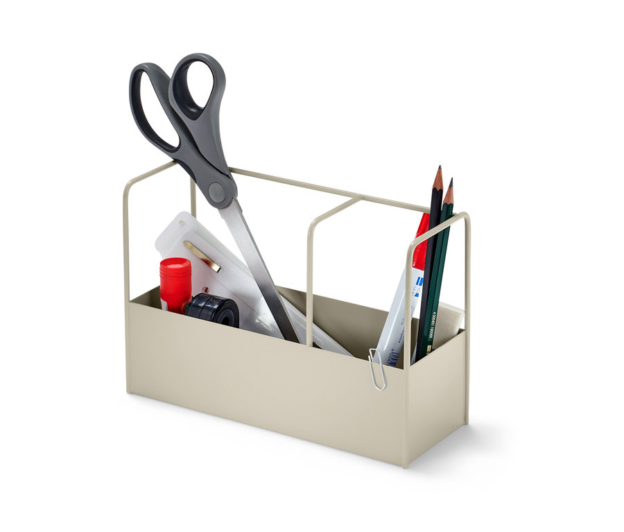 Un pot à ustensiles beige avec des ciseaux, des crayons et des fournitures de bureau.