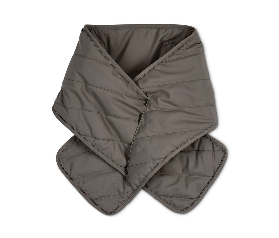 Une écharpe matelassée kaki avec coussin chauffant sur fond blanc.