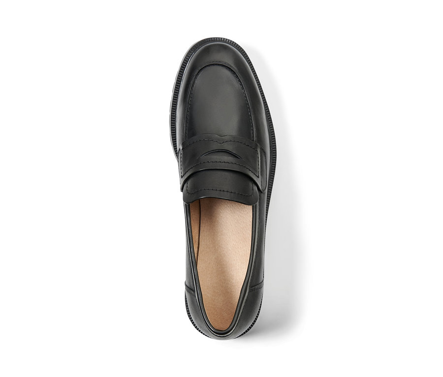 Mocassin en cuir noir sur fond blanc.