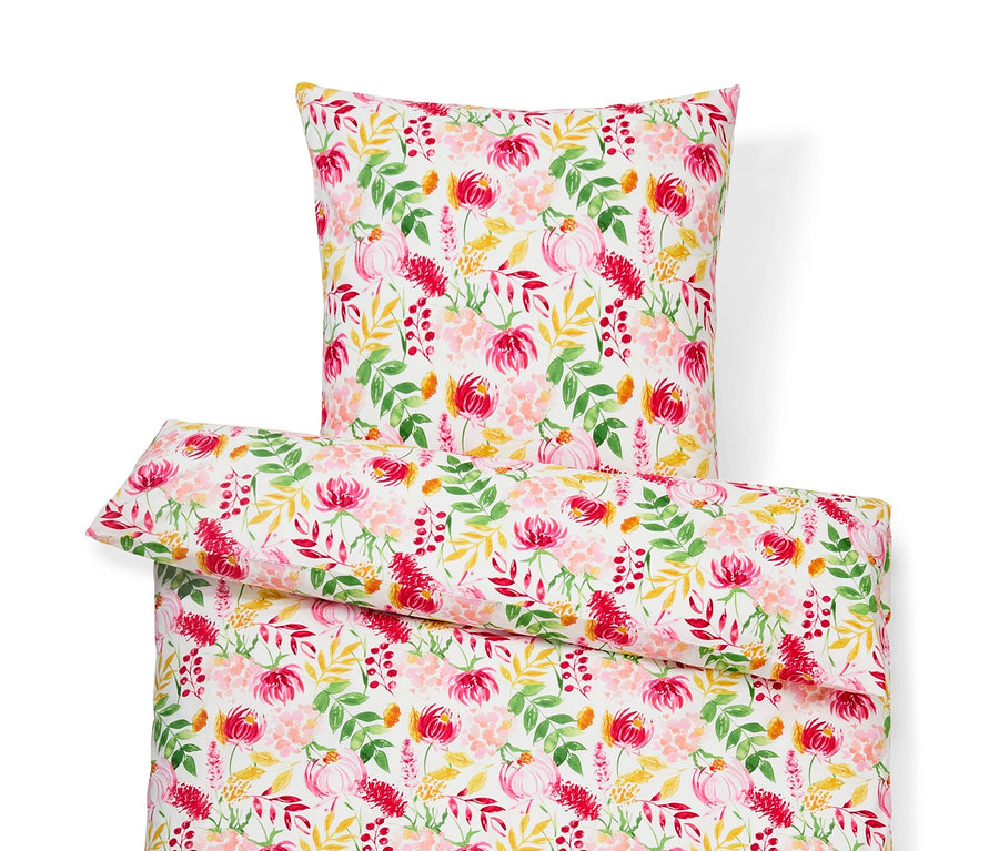 Linge de lit blanc à motif floral : oreiller, couette et petit oreiller.