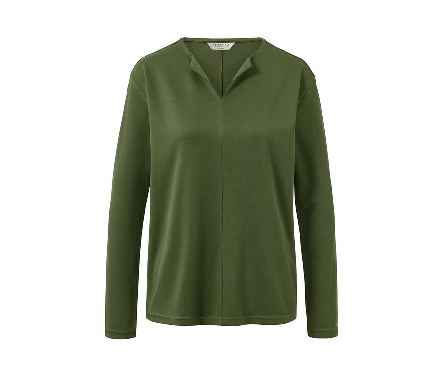 Un chemisier vert à manches longues.