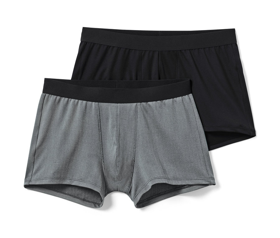 Deux boxers, un noir et un gris à motifs.
