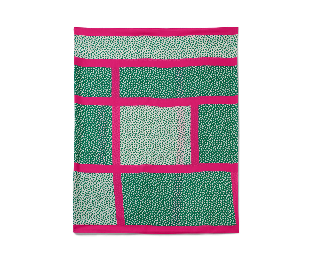 Un foulard loop imprimé avec un motif de feuilles vertes et blanches sur un fond rose.