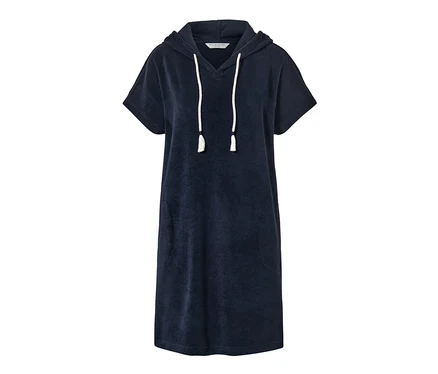 Robe de plage en tissu éponge bleu avec capuche et manches courtes.