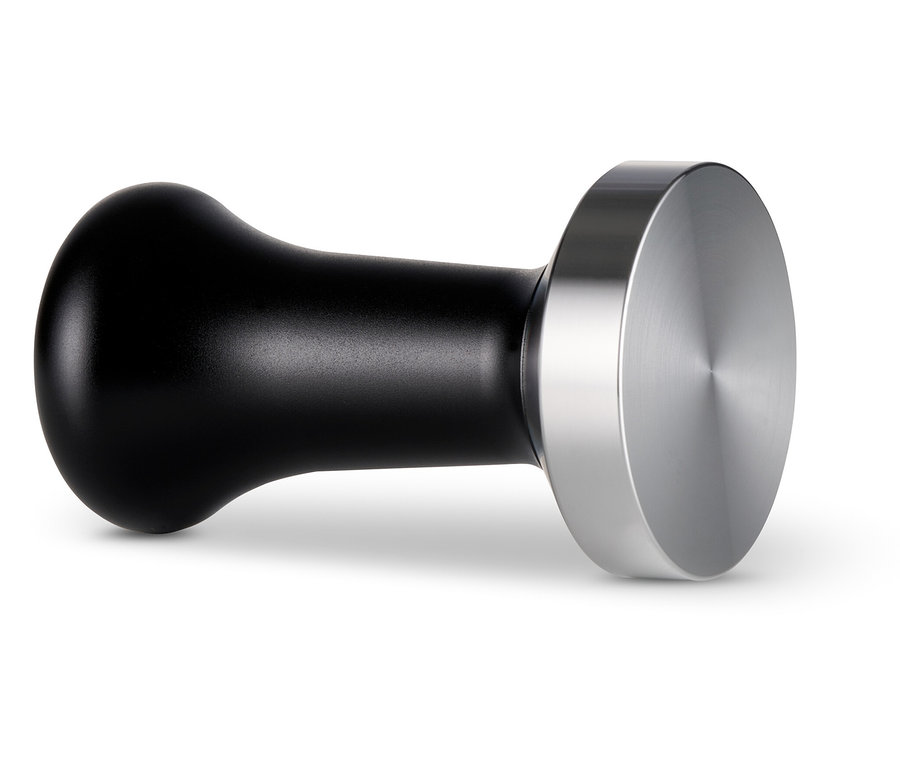 Un tasseur noir est posé sur le côté.