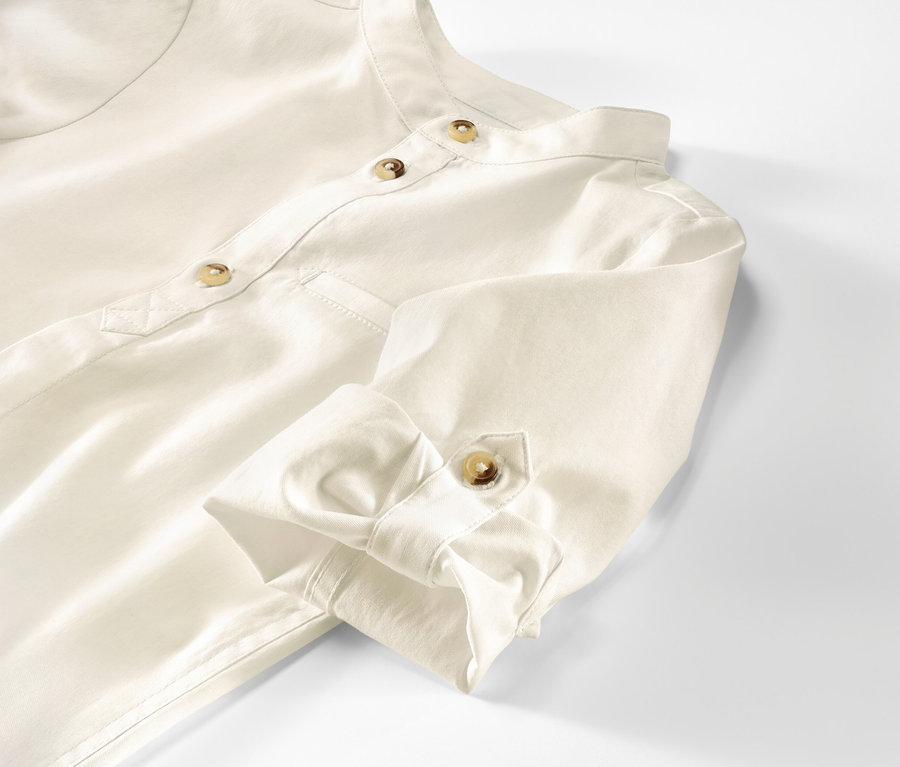 Gros plan sur une chemise Oxford pour enfant avec des boutons.