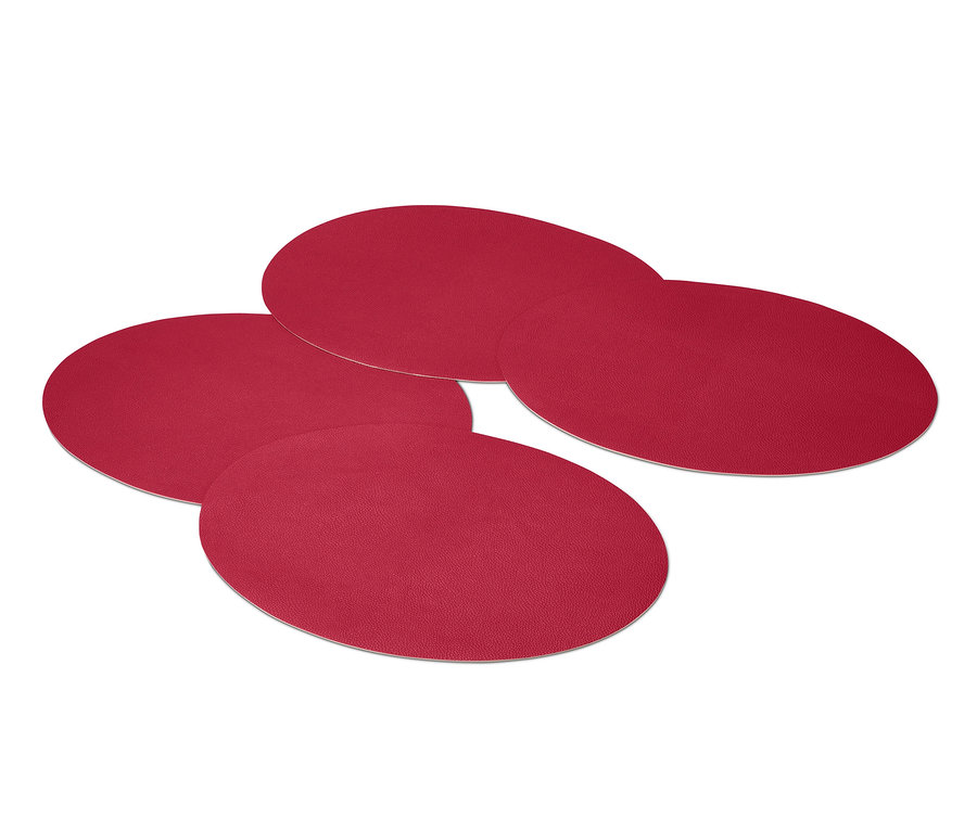 Quatre sets de table réversibles rouges sont posés les uns sur les autres.