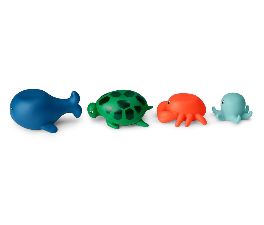 Quatre jouets de bain en forme d'animaux : une baleine bleue, une tortue verte, un crabe orange et une pieuvre bleue. 4 Animaux à jet d’eau.