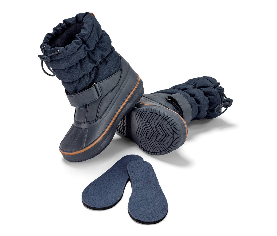 Deux bottes polyvalentes pour enfant et deux semelles intérieures sur fond blanc.