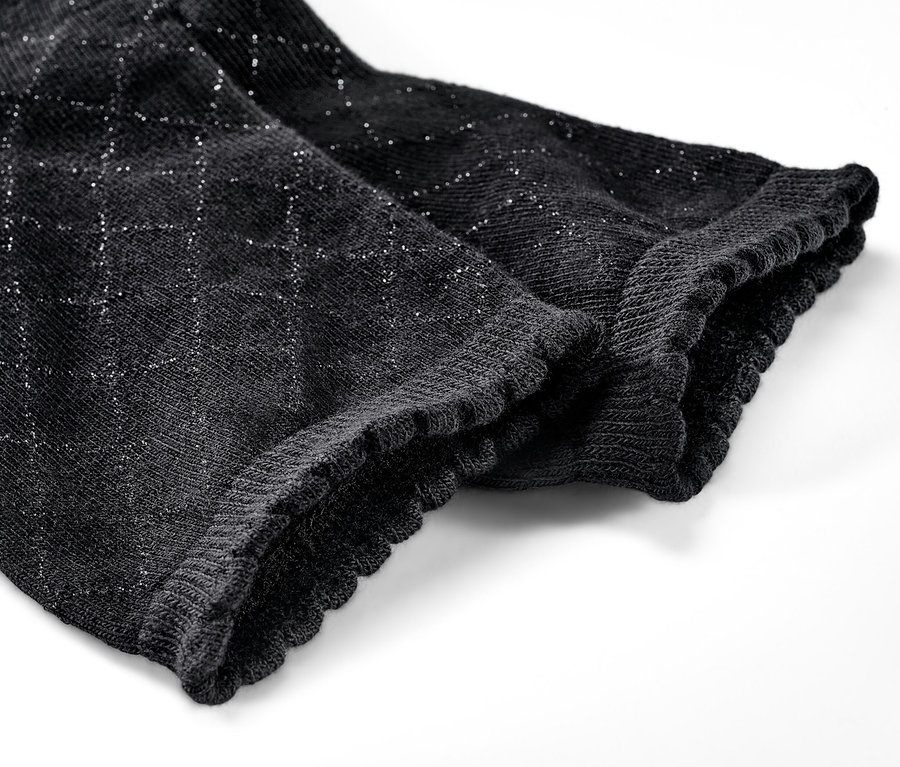 Gros plan de chaussettes noires scintillantes. 3 paires de chaussettes avec fil scintillant.
