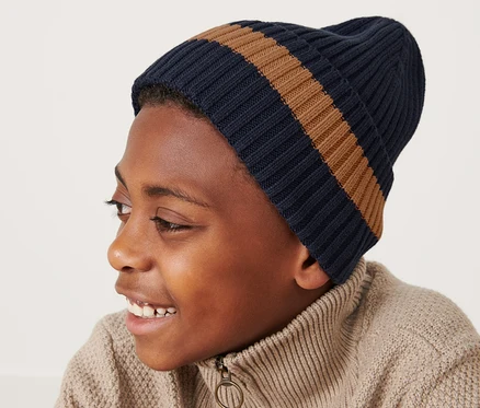 Garçon portant un bonnet en maille.
