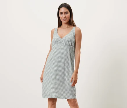 Femme posant en chemise de nuit tissée.