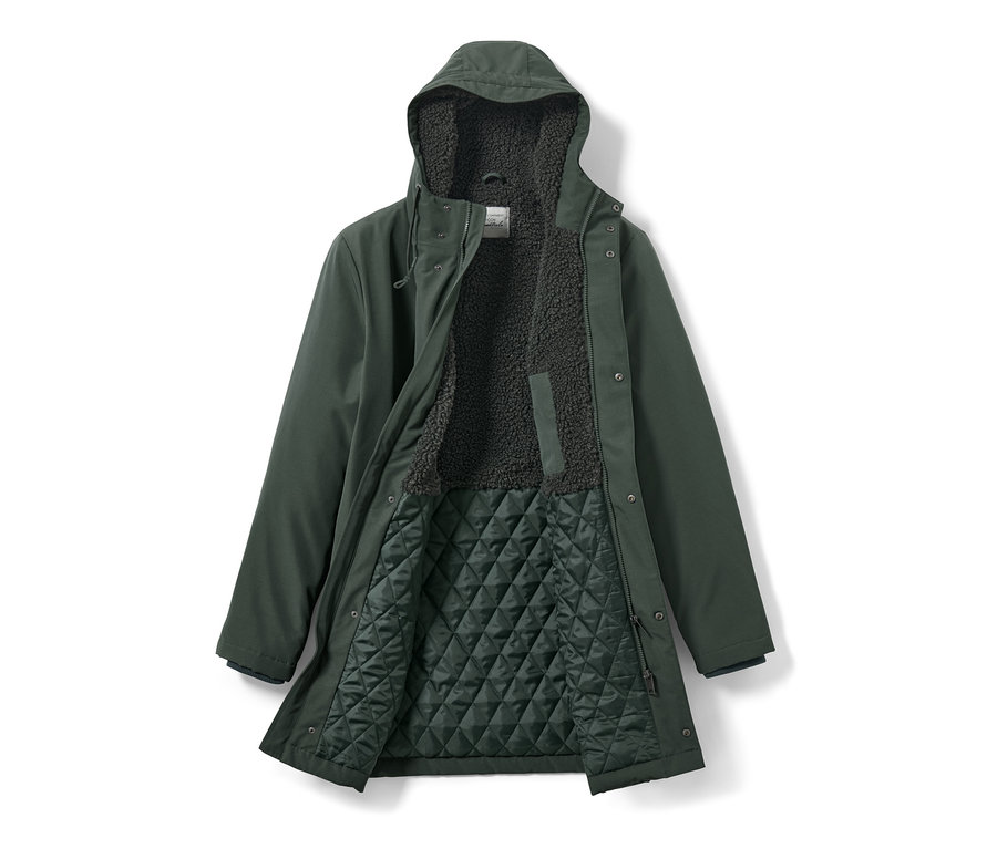 Parka verte avec capuche et doublure en fausse fourrure.