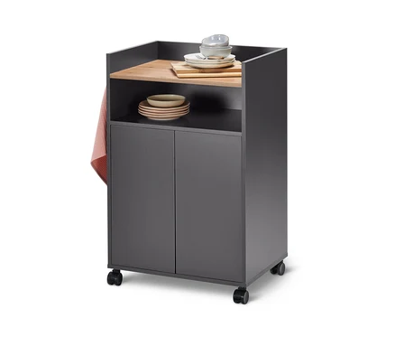 Chariot de travail de cuisine gris avec deux étagères et une armoire.