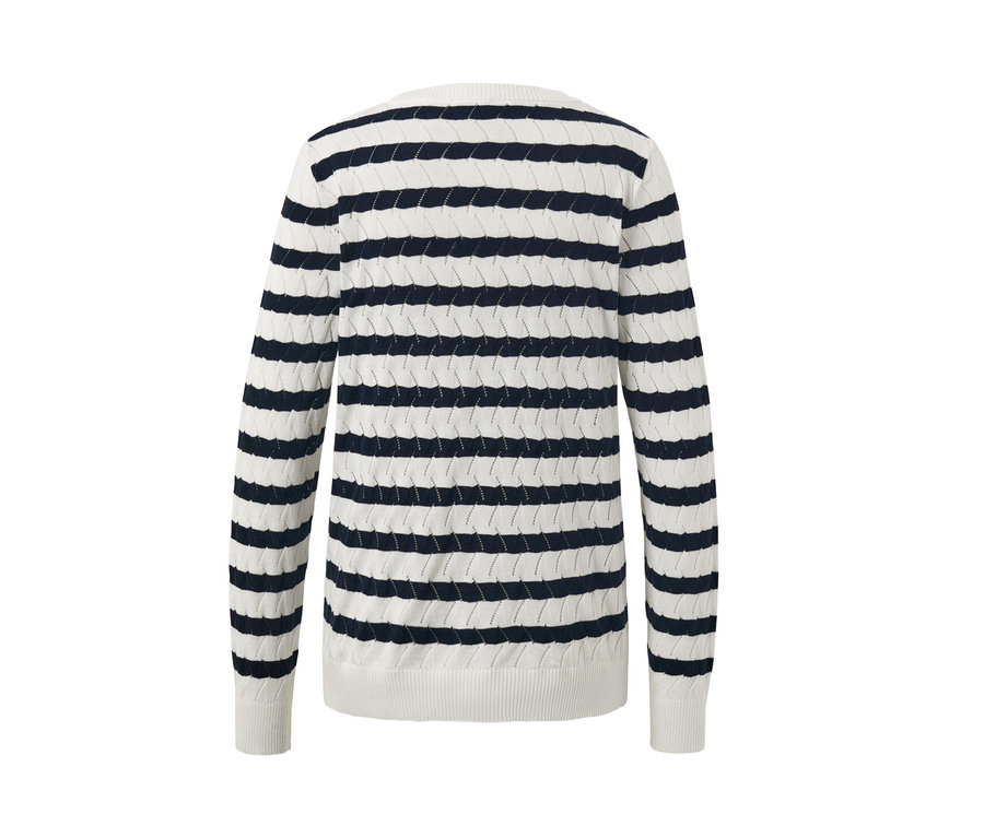 Pull en maille à rayures avec manches longues.