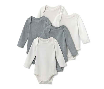 Cinq bodies à manches longues pour bébés en blanc et gris.