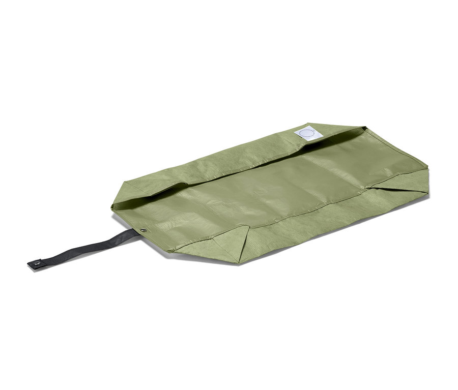 Un tapis de plantation vert avec une sangle noire posé sur un fond blanc.