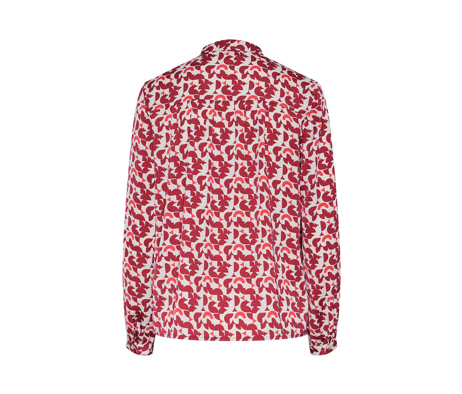 Gros plan sur un chemisier imprimé.