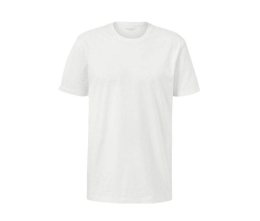 Un t-shirt blanc à encolure ronde.