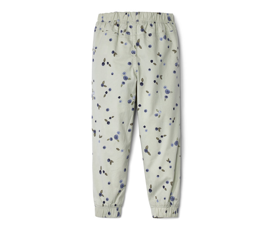 Pantalon à enfiler pour enfant vert clair – Coupe « Ella » avec un motif myrtilles.
