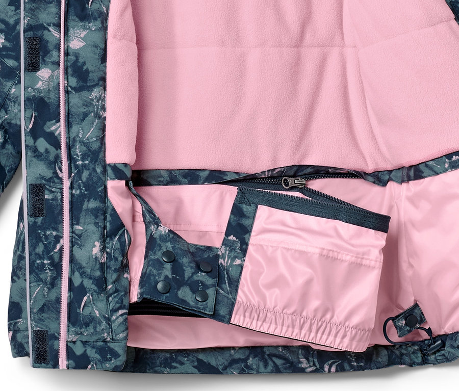 Veste de ski pour enfant ouverte avec un motif bleu-vert foncé et une doublure rose.