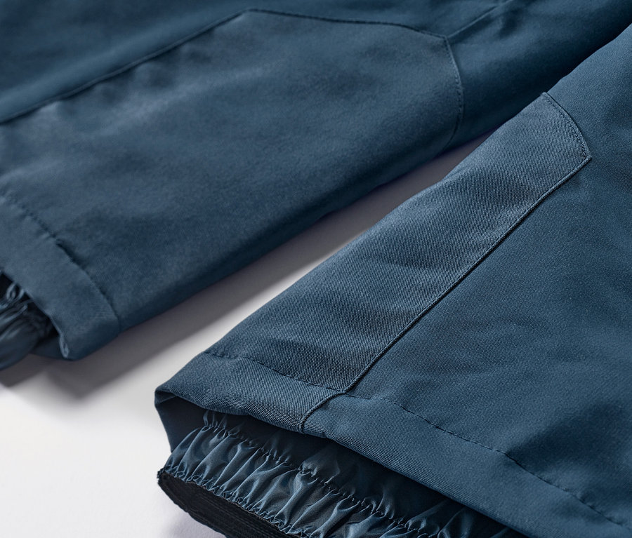 Détail d'un pantalon de ski et de snowboard bleu marine.